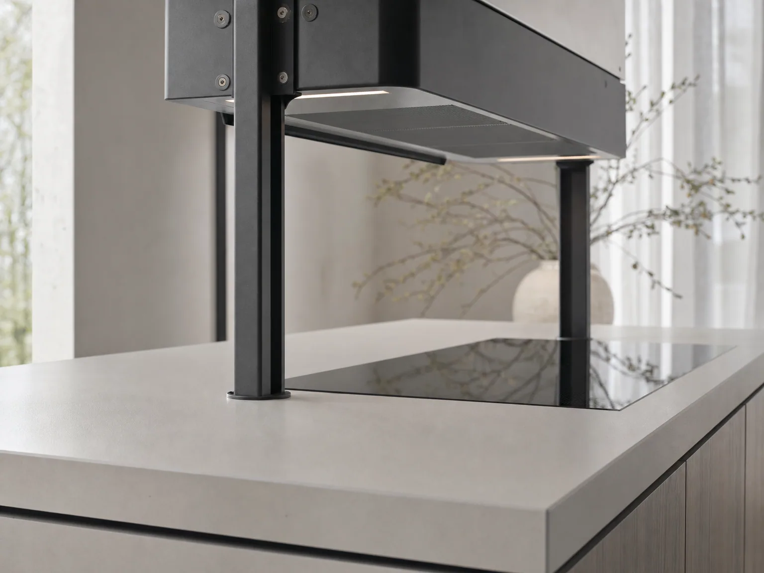Concepteur cuisiniste présentant un projet à un couple dans un showroom